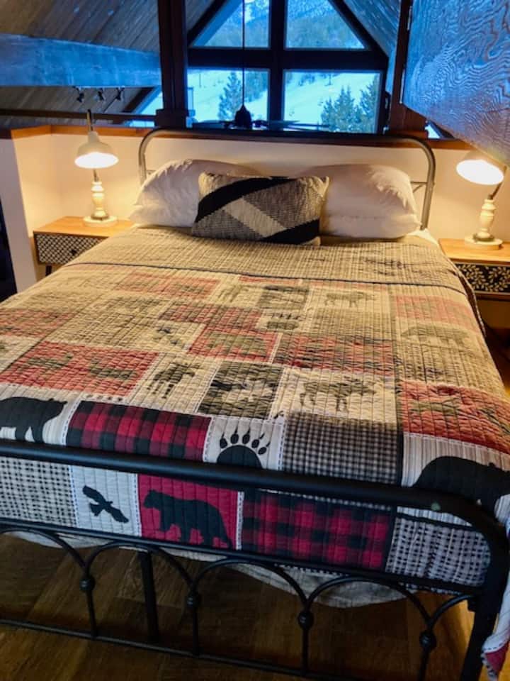 Брачен кревет (широк 150-179 см) во поткровјето.