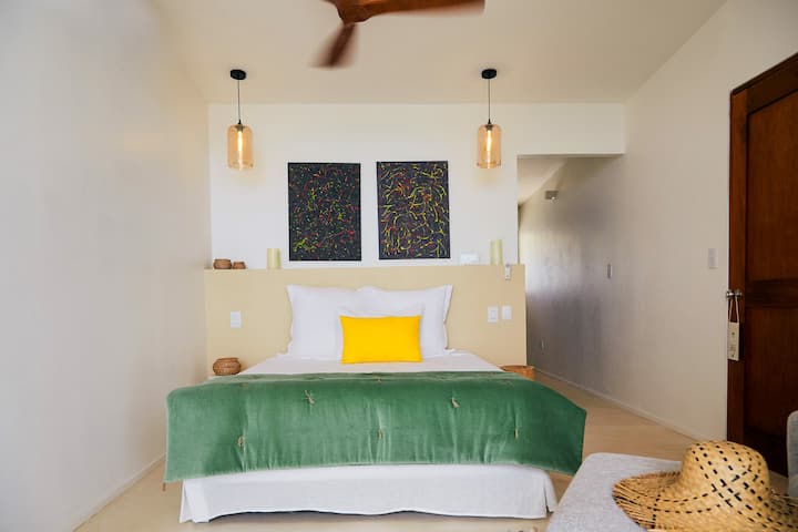 חדר שינה שני למעלה עם חדר רחצה ונוף לים