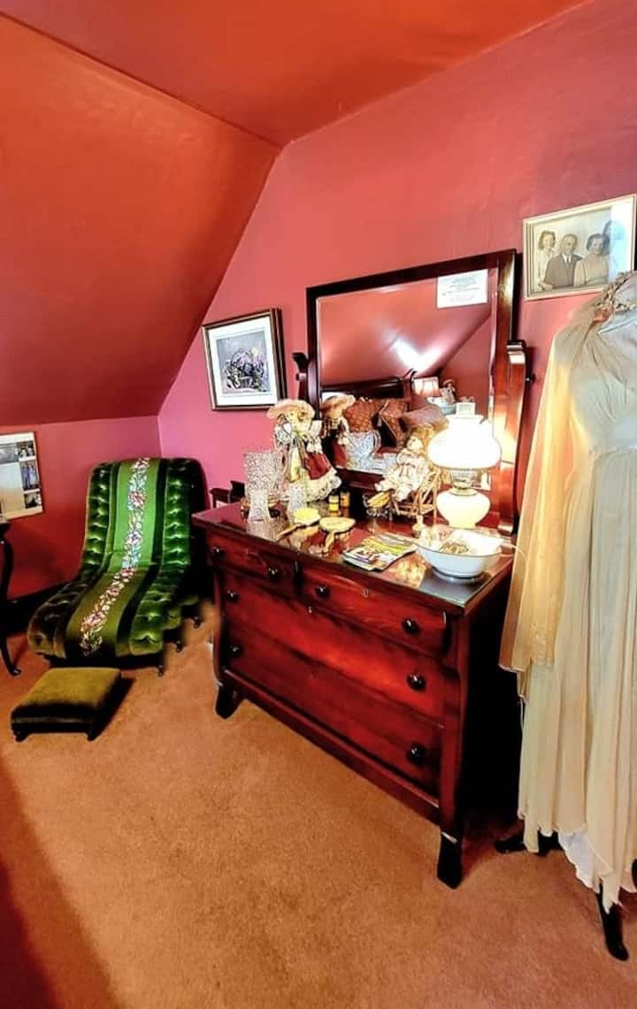 Gay Green Bulls B&B - Rosewood Room - Queen Bed - Bed and breakfasts for  Rent in Vernon Bridge, Prince Edward Island, Canada - Airbnb