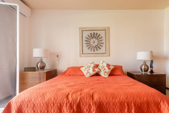 Hlavná spálňa s manželskou posteľou King.