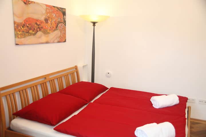 брачен кревет (широк 150-179 см)