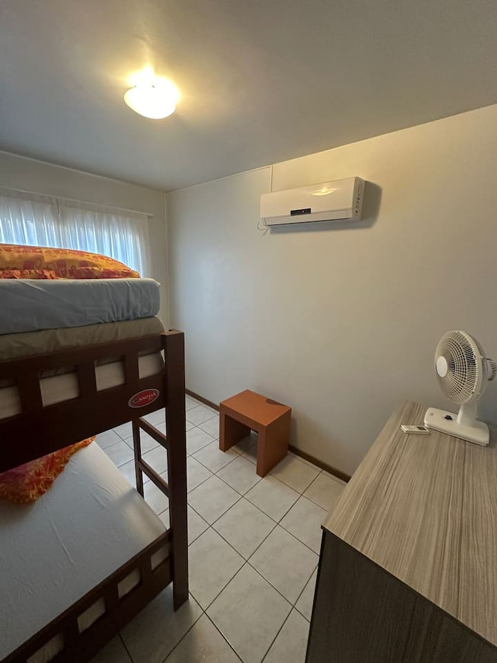 غرفة النوم 03 -  مع مكيف هواء مقسم على الحائط