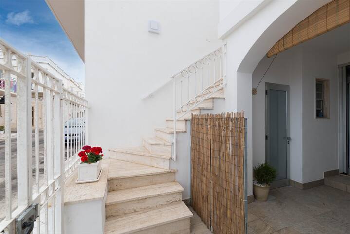 House on the sea: terrace and veranda with view gallery image 4