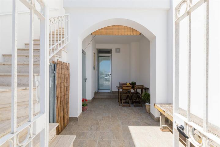 House on the sea: terrace and veranda with view gallery image 3