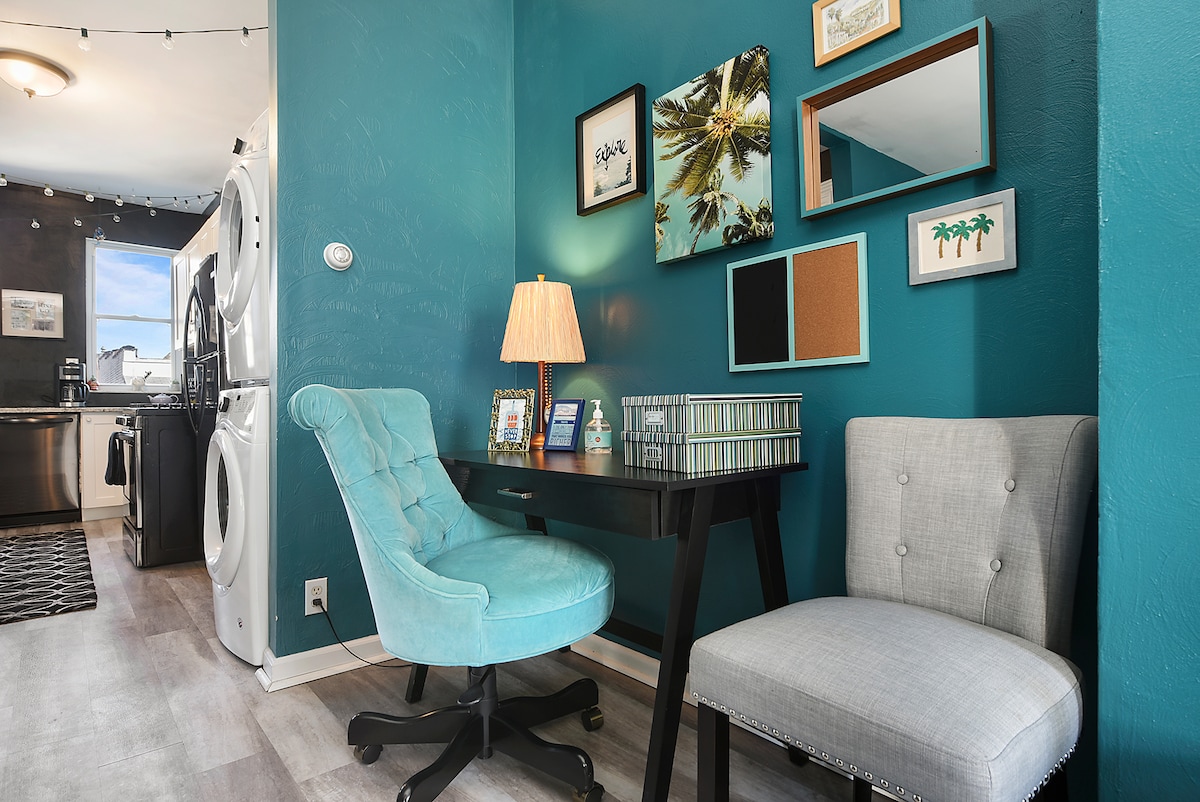 Besoin de faire un peu de travail ?  Installez-vous sur la confortable chaise de bureau de votre bureau, située dans le salon. 