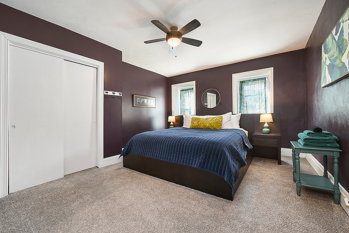 La deuxième chambre dispose d'un matelas Sealy King, de beaucoup d'espace dans le placard et de draps confortables. 