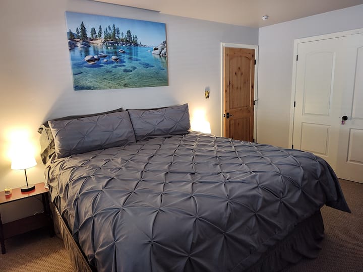 Chambre 2 : un lit king size et un lit superposé