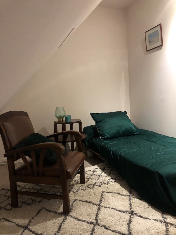 green room upstairs (1 person)