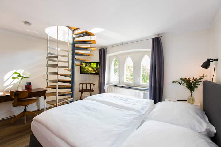 Dormitorio con cama de muelles de caja doble (180 x 200 cm) /// dormitorio con cama de somier tamaño king (180 x 200 cm)