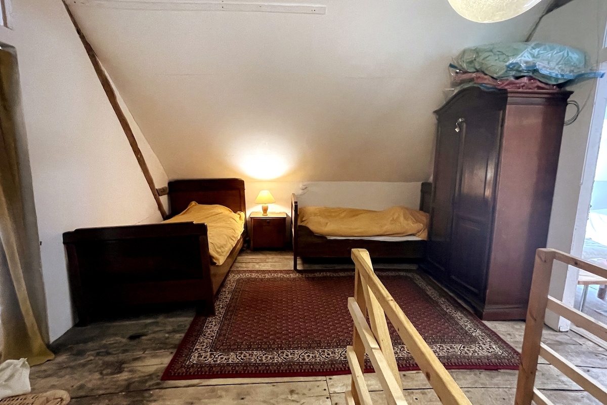 3. Zimmer im ersten Stock: Zimmer zwischen den beiden Schlafzimmern mit zwei Schlafplätzen