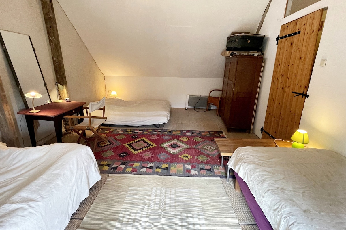 1. Zimmer im ersten Stock mit drei Betten für 5 Personen: 2 Doppelbetten und 1 Bett für eine Person. Ein Plaquard, ein Tabl,  ein Spiegel