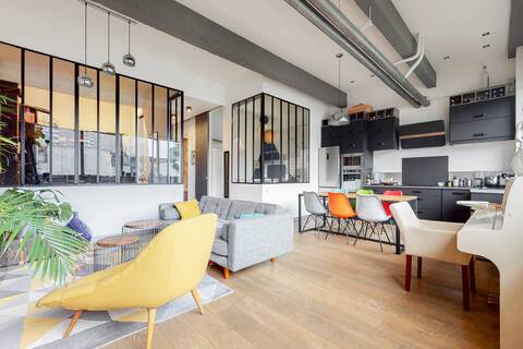 Modern loft, free car park, close to Paris.