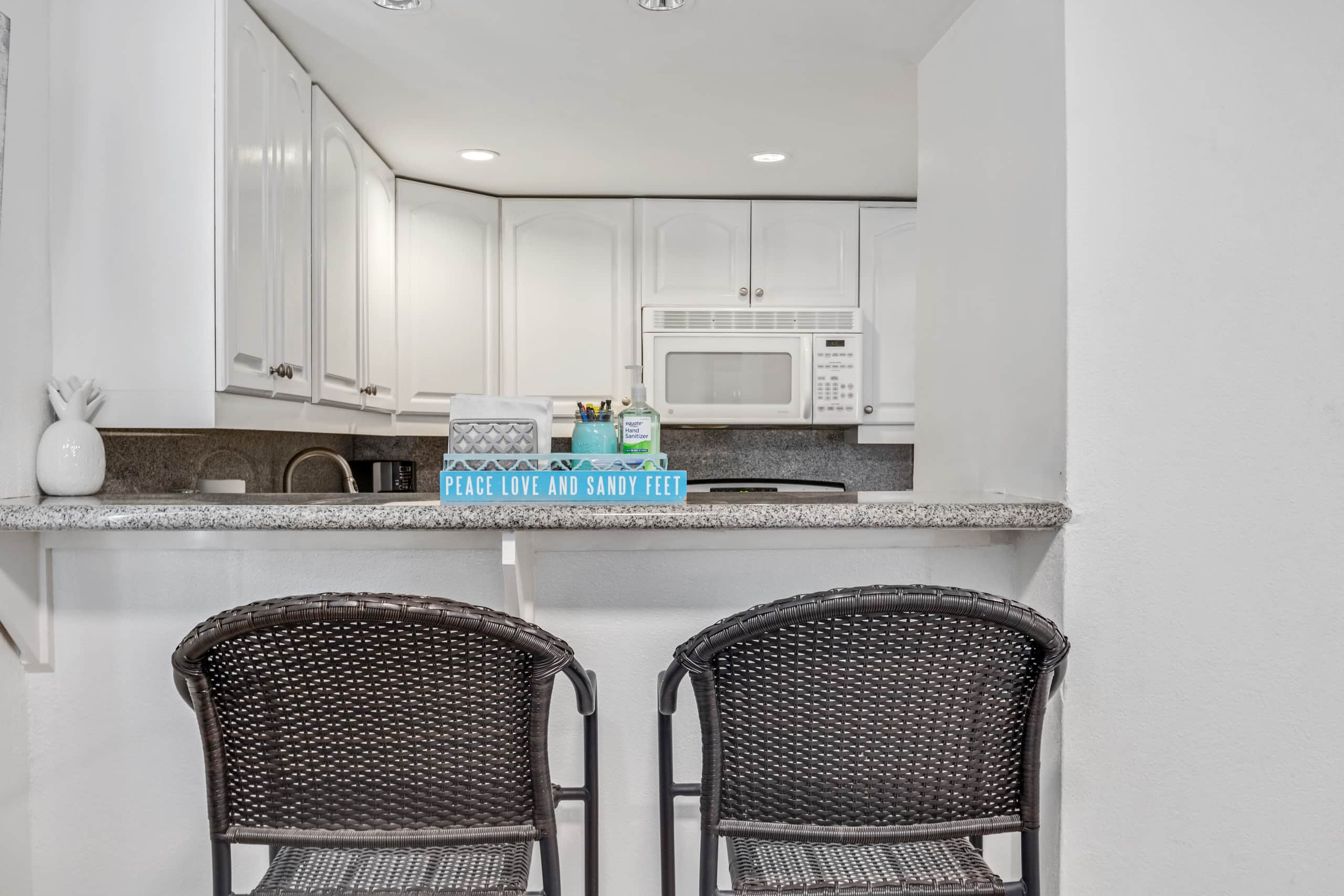 Condo in Honolulu · ★4.89 · 2 bedrooms · 5 beds · 1 private bath - Image 8