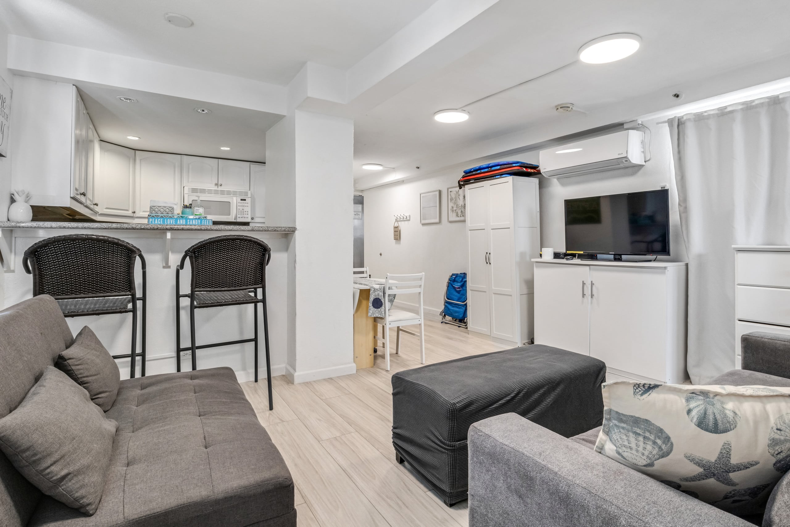 Condo in Honolulu · ★4.89 · 2 bedrooms · 5 beds · 1 private bath - Image 4