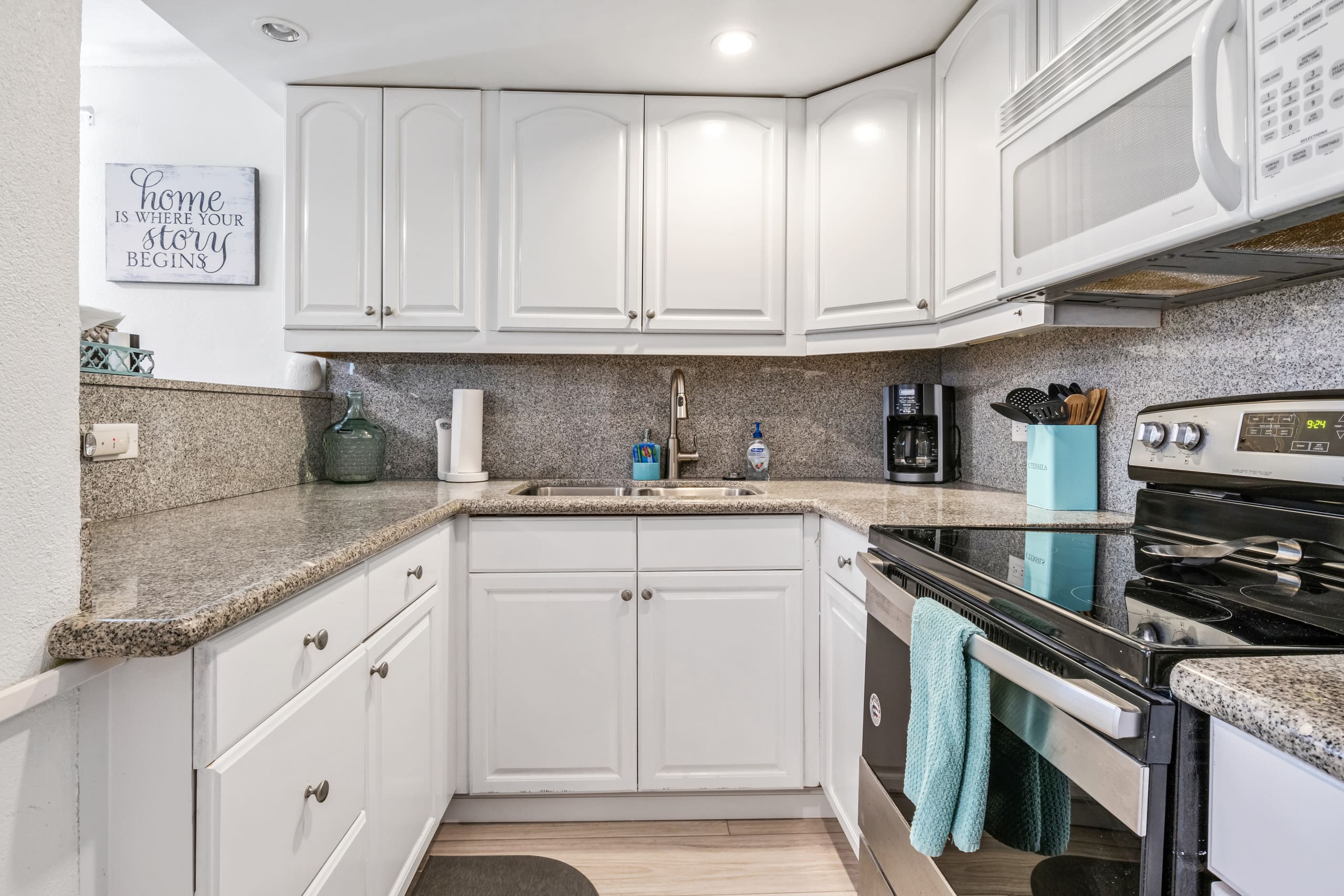 Condo in Honolulu · ★4.89 · 2 bedrooms · 5 beds · 1 private bath - Image 6