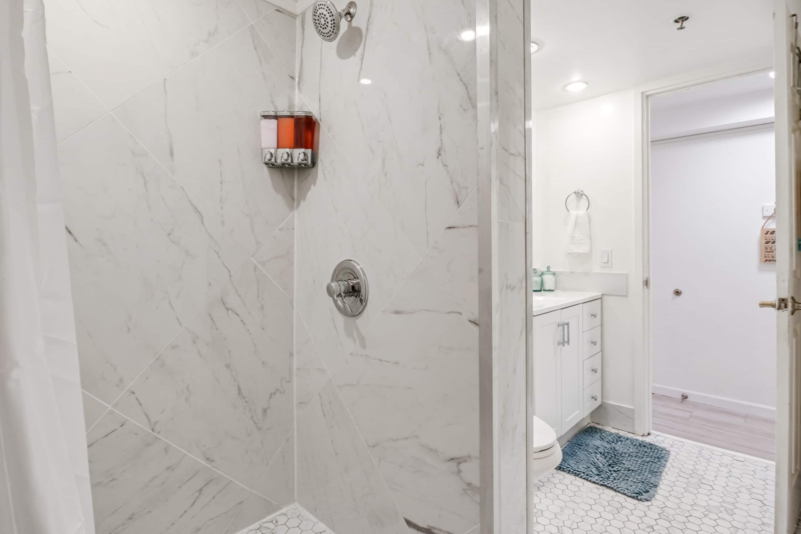 Condo in Honolulu · ★4.89 · 2 bedrooms · 5 beds · 1 private bath - Image 10