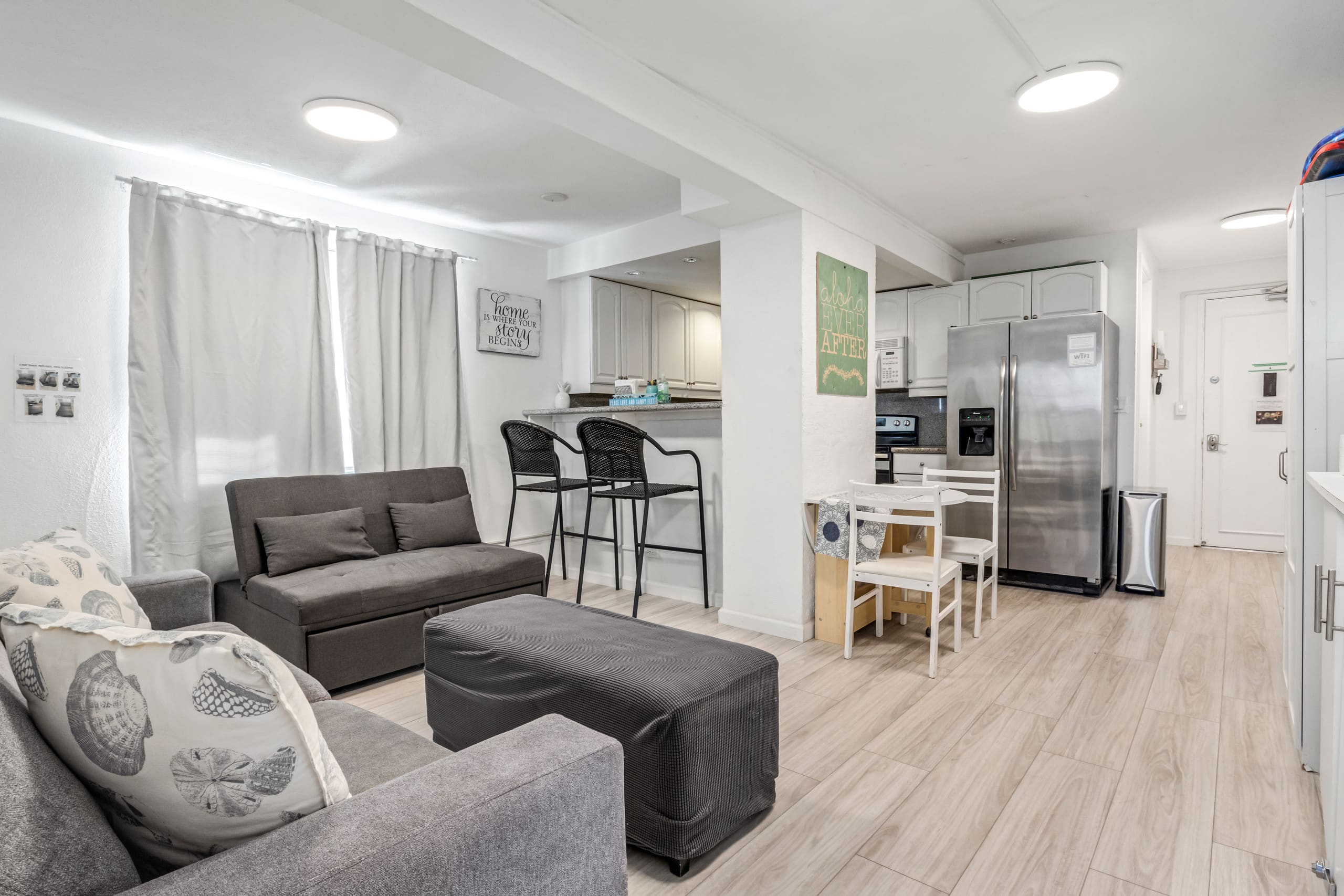 Condo in Honolulu · ★4.89 · 2 bedrooms · 5 beds · 1 private bath - Image 3