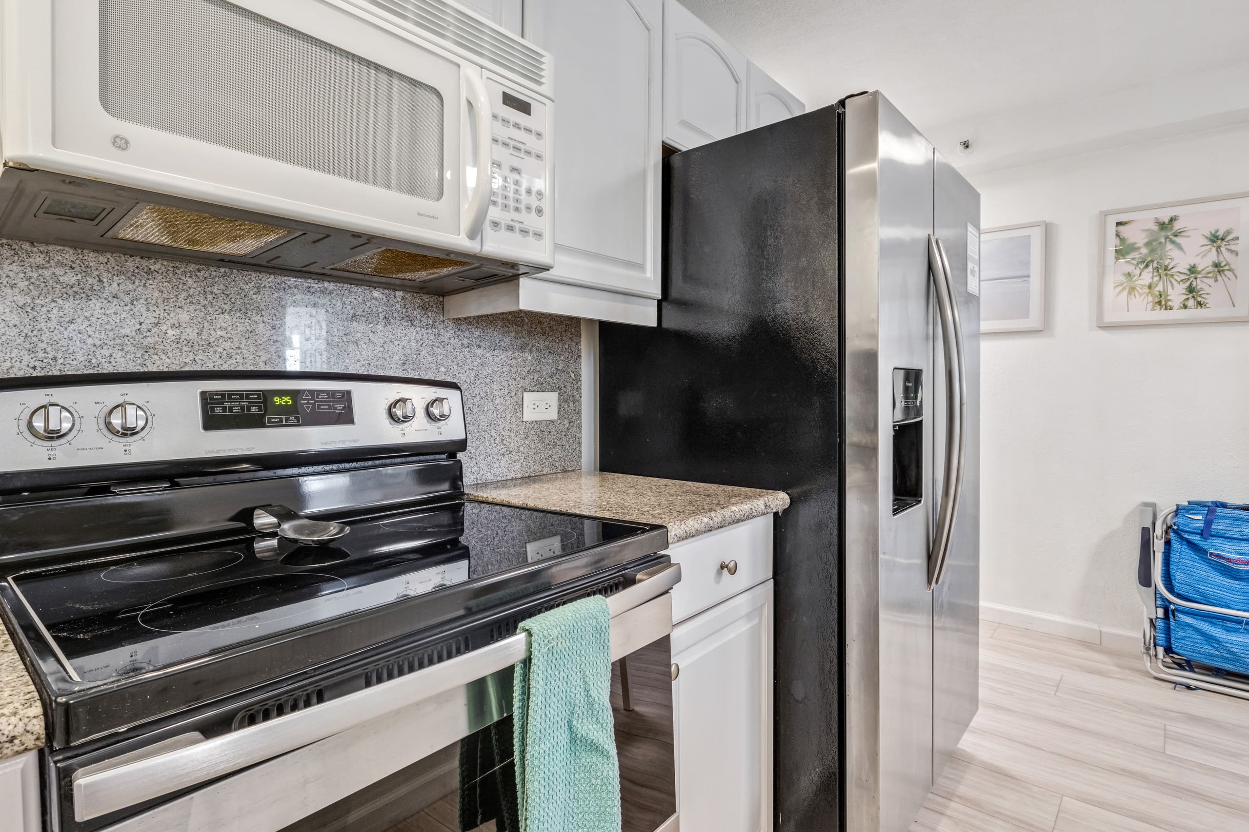 Condo in Honolulu · ★4.89 · 2 bedrooms · 5 beds · 1 private bath - Image 7
