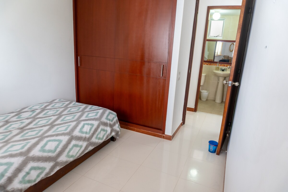 3号卧室，街对面有卫生间