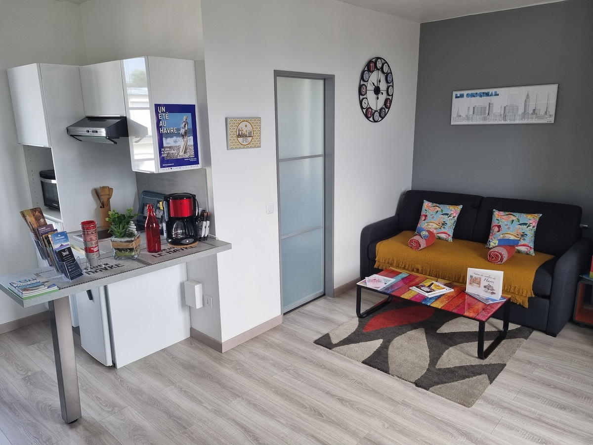 Popular Airbnb listing: Sea view studio 2 steps from the center, parking, tea, coffee in Le Havre