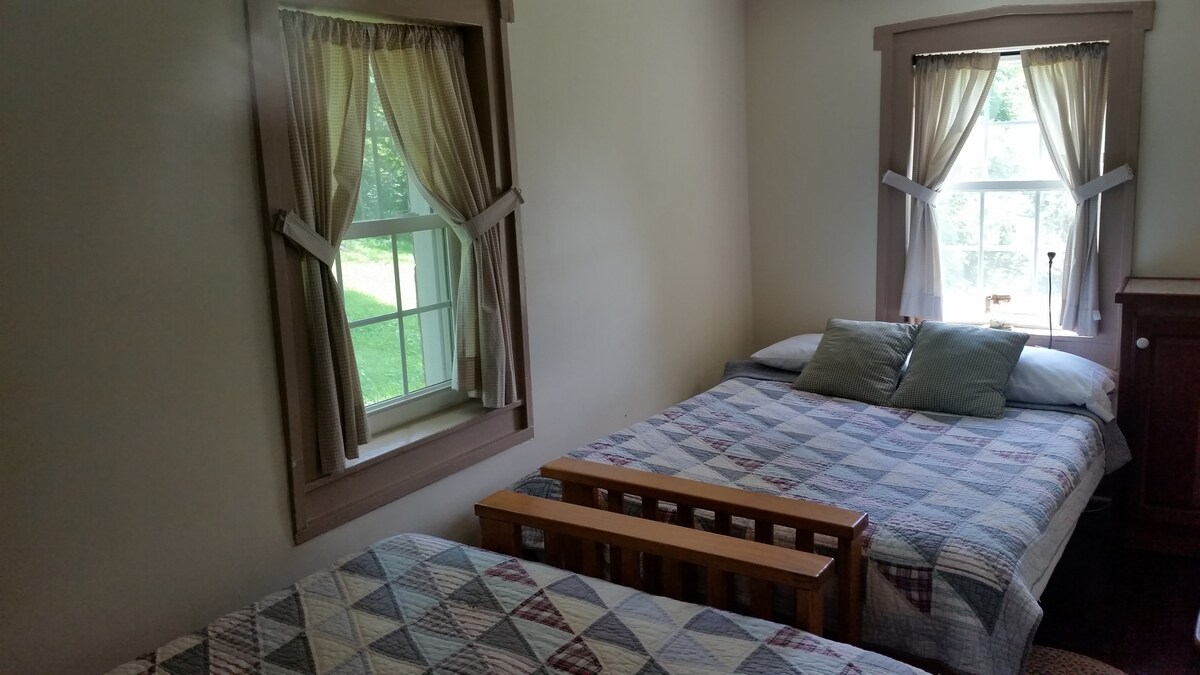 ฟูกนอนขนาดใหญ่ 2 หลังหนึ่งในนั้นมักจะจัดเป็นโซฟาได้  หน้าจอไม้สามารถเพิ่มได้ระหว่างเตียง  ไฟอ่านหนังสือส่วนบุคคลสำหรับแต่ละเตียง  หน้าต่างเปิดเพื่ออากาศบริสุทธิ์ปิดเครื่องปรับอากาศและเครื่องทำความร้อน  