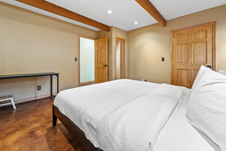 מיטת קינג סייז בקומה התחתונה 1