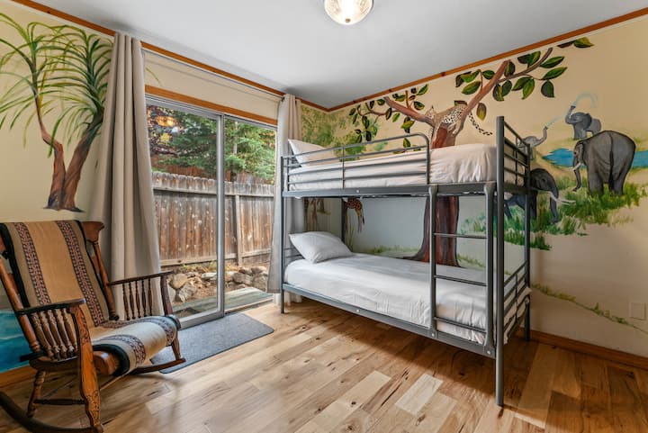 מיטת קומתיים עליונה 2 עם גישה לדלת הזזה לחצר הצדדית