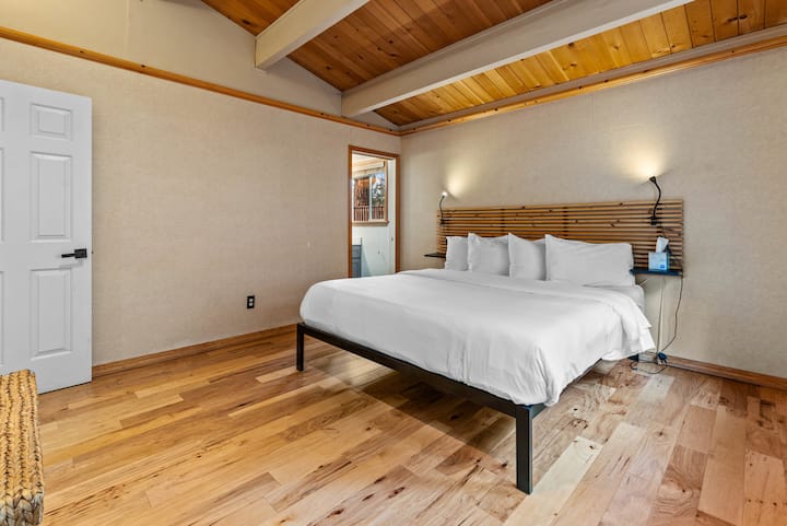 חדר ראשי בקומה העליונה עם חדר רחצה ושירותים, כולל מקלחת