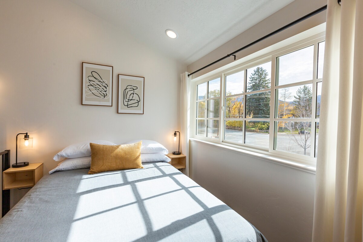 Enjoy sunny mountain views from the second level bedroom. USB charging ports in each bedside lamp.