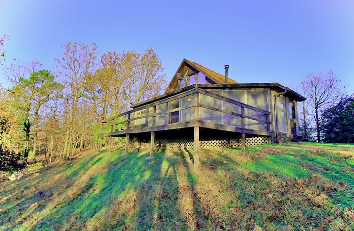 Cozy cabin overlooking Lake Wister