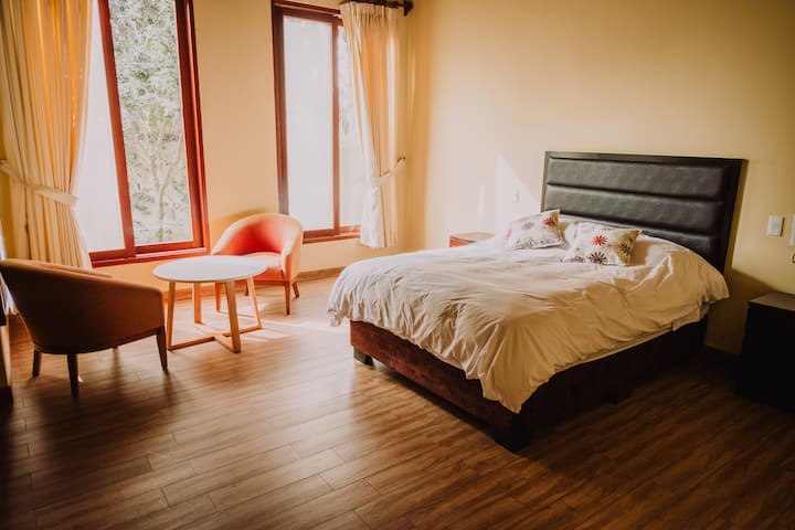 Habitación 4 ( dormitorio master principal): Amplio dormitorio con vista al jardín y a la piscina. Tiene  cama Queen y TV Smart (Netflix, Max, Disney, Prime)