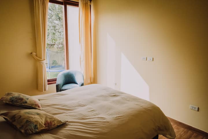 Habitación 3 ( vista al jardin y a la piscina): Dormitorio master con baño incluido y cama Queen. Agua caliente.