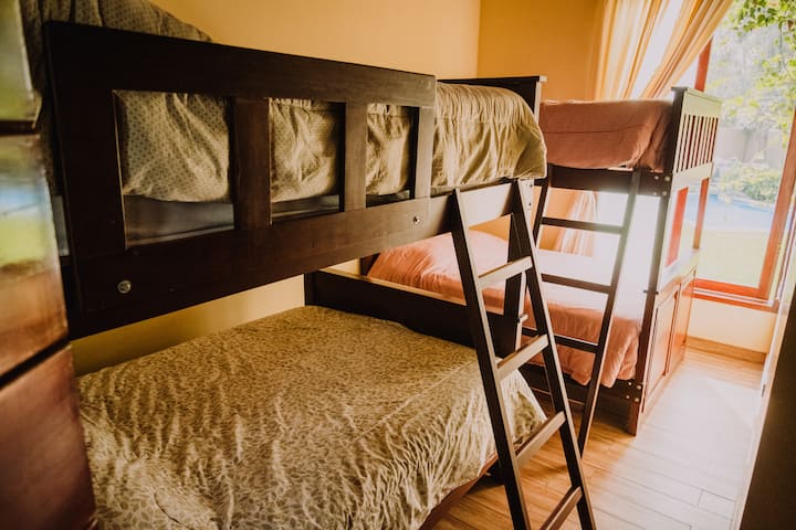 1er dormitorio con 2 camarotes rústicos (modelo español) singulares de 2 plazas