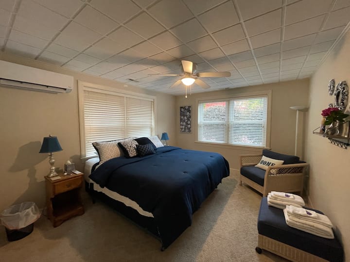 舒适的椅子和脚凳，自然光充足，手电筒灯可供阅读。