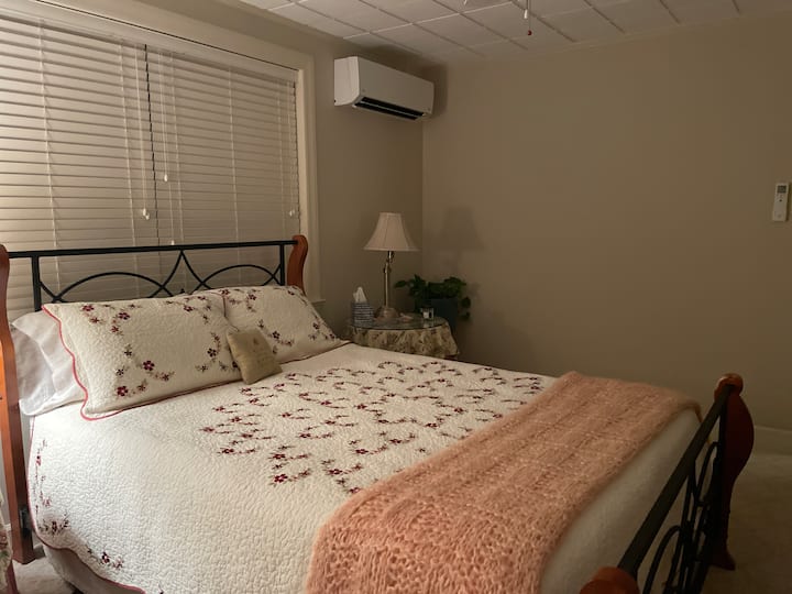 标准双人床尺寸舒适的混合床垫。