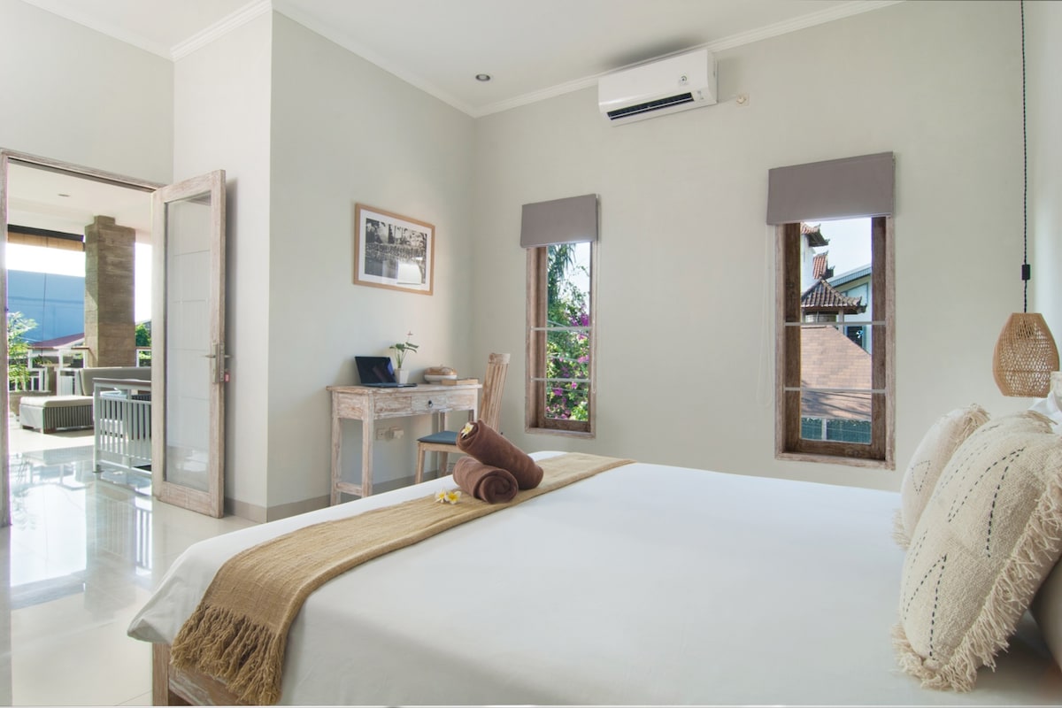 bračni krevet (širine 180 - 200 cm) na prostranom drugom katu, okrenut prema prostoru za opuštanje