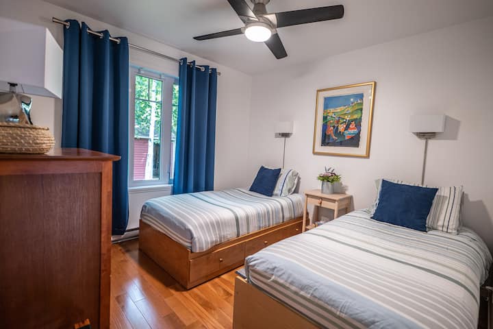 卧室(3)两张1米宽单人床和抽屉柜。