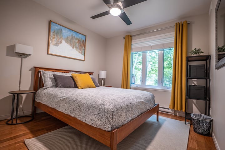 卧室（ 2 ）配有标准双人床、带小梳妆台的衣柜和储物柜。