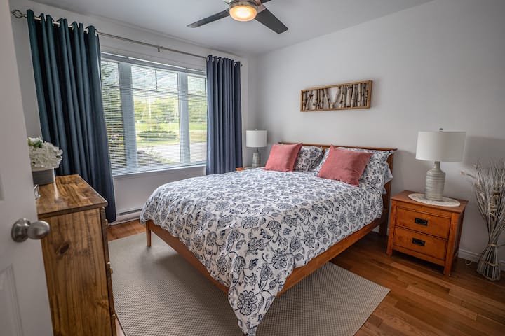 卧室（ 1 ）配有标准双人床、衣柜和抽屉柜。