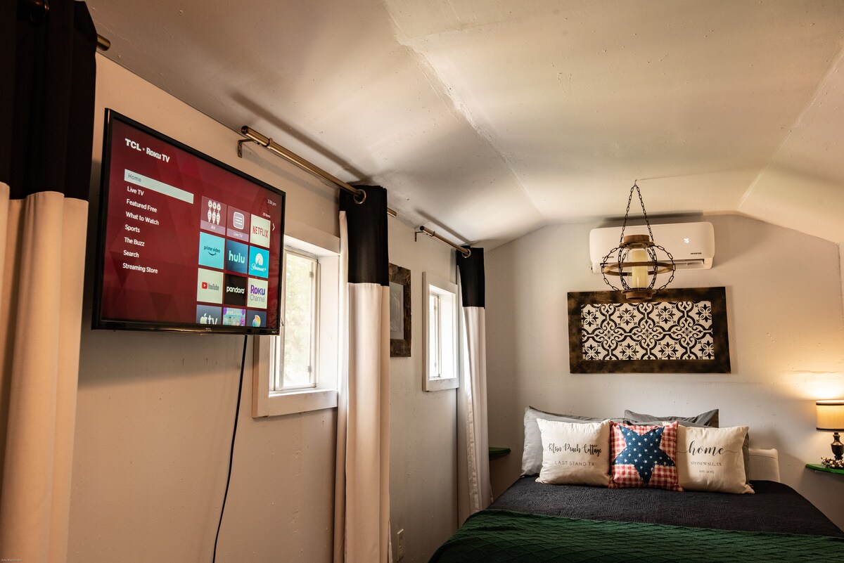 32" smart TV with streaming available in Klein Peach Cottage