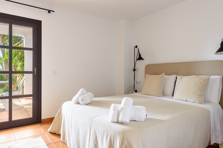 Chumba cha 2 cha kulala katika Fleti ya Vyumba Viwili vya kulala. Bafu la pamoja lenye chumba cha kulala cha 1 