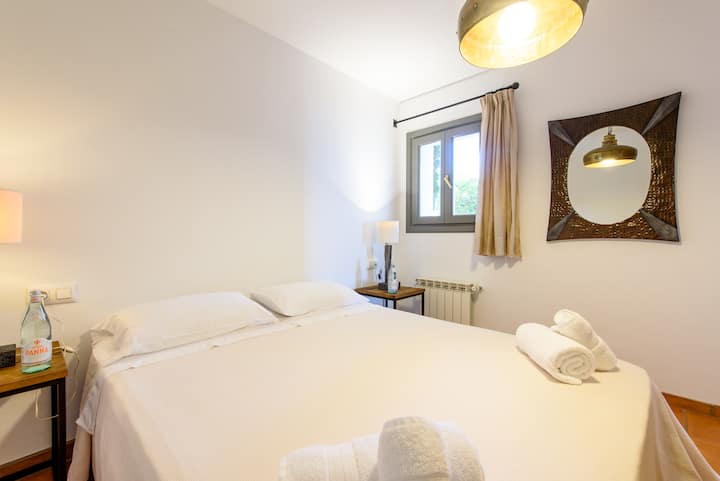 Chumba cha kulala cha 1 katika Fleti ya Vyumba Viwili vya kulala - Bafu la pamoja lenye Chumba cha kulala cha