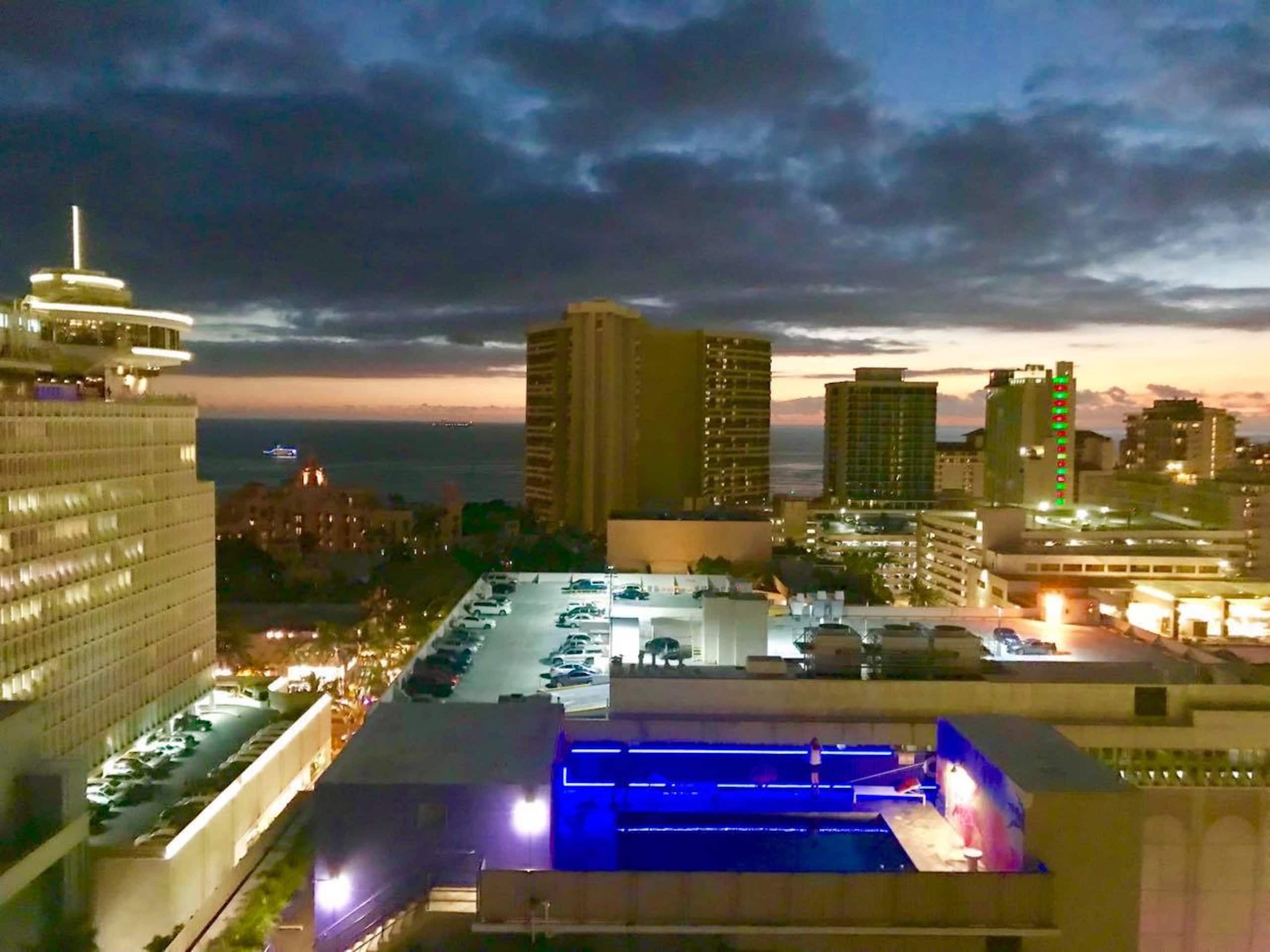 Condo in Honolulu · ★4.82 · Studio · 3 beds · 1 private bath - Image 18