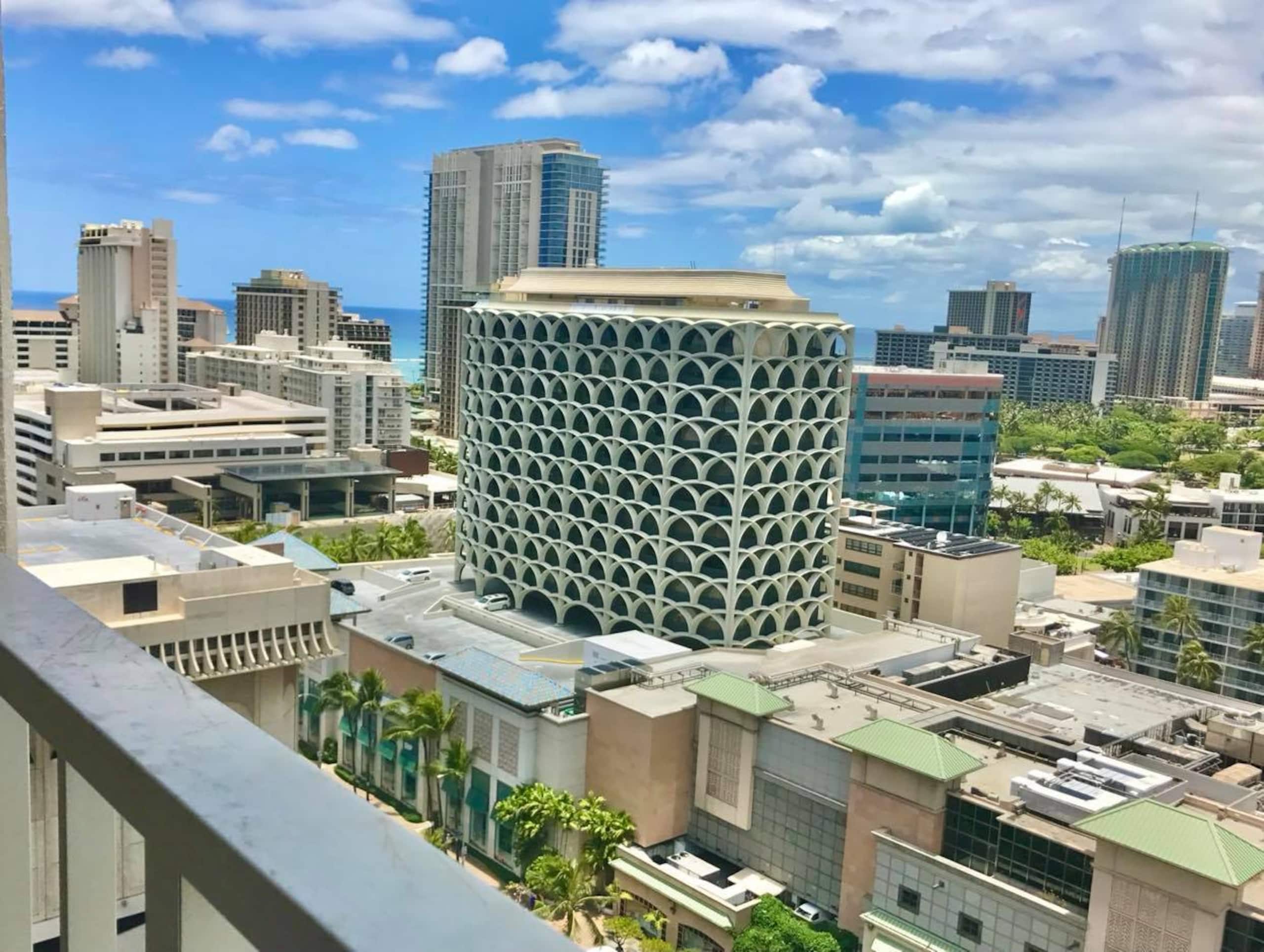 Condo in Honolulu · ★4.82 · Studio · 3 beds · 1 private bath - Image 12