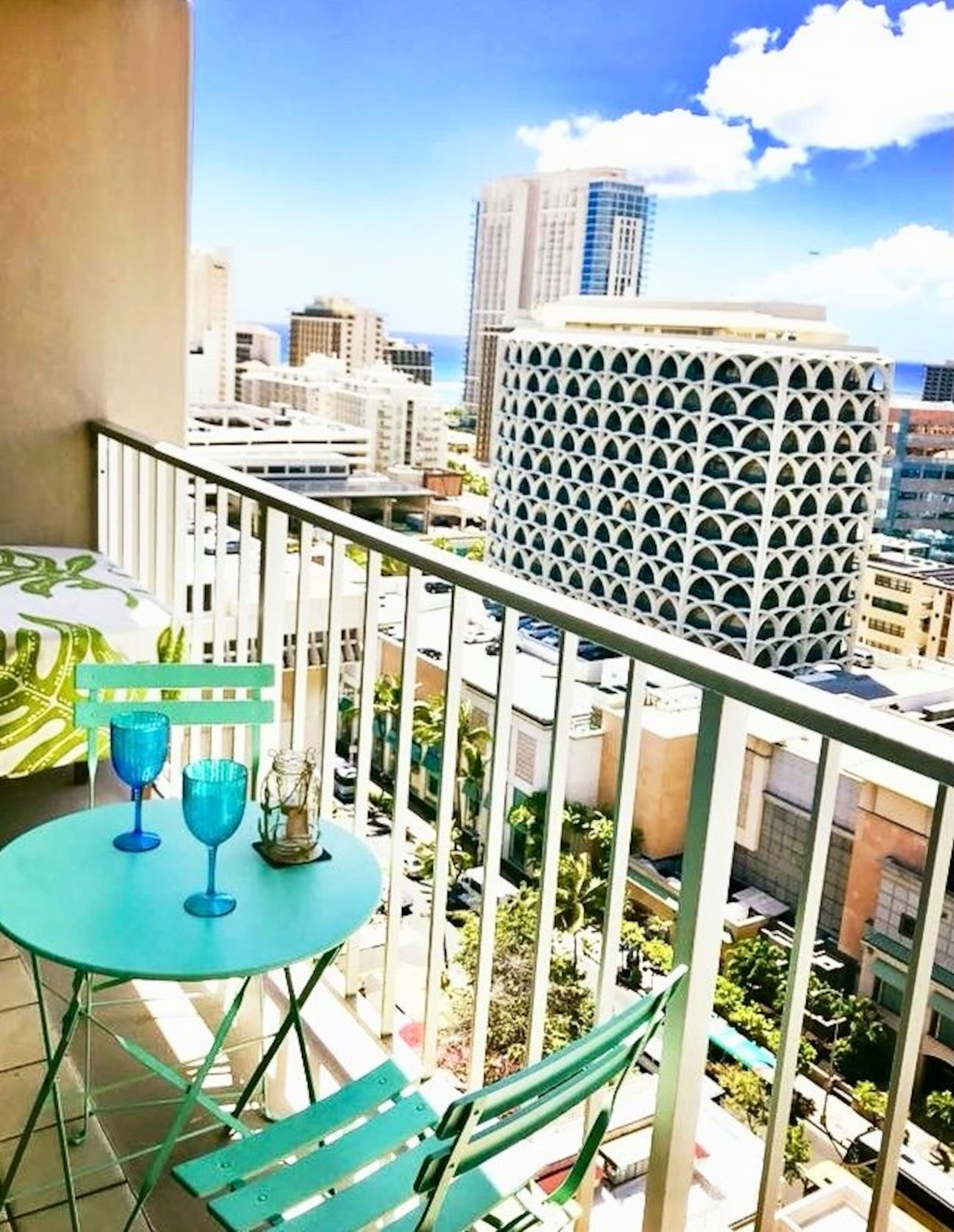 Condo in Honolulu · ★4.82 · Studio · 3 beds · 1 private bath - Image 9