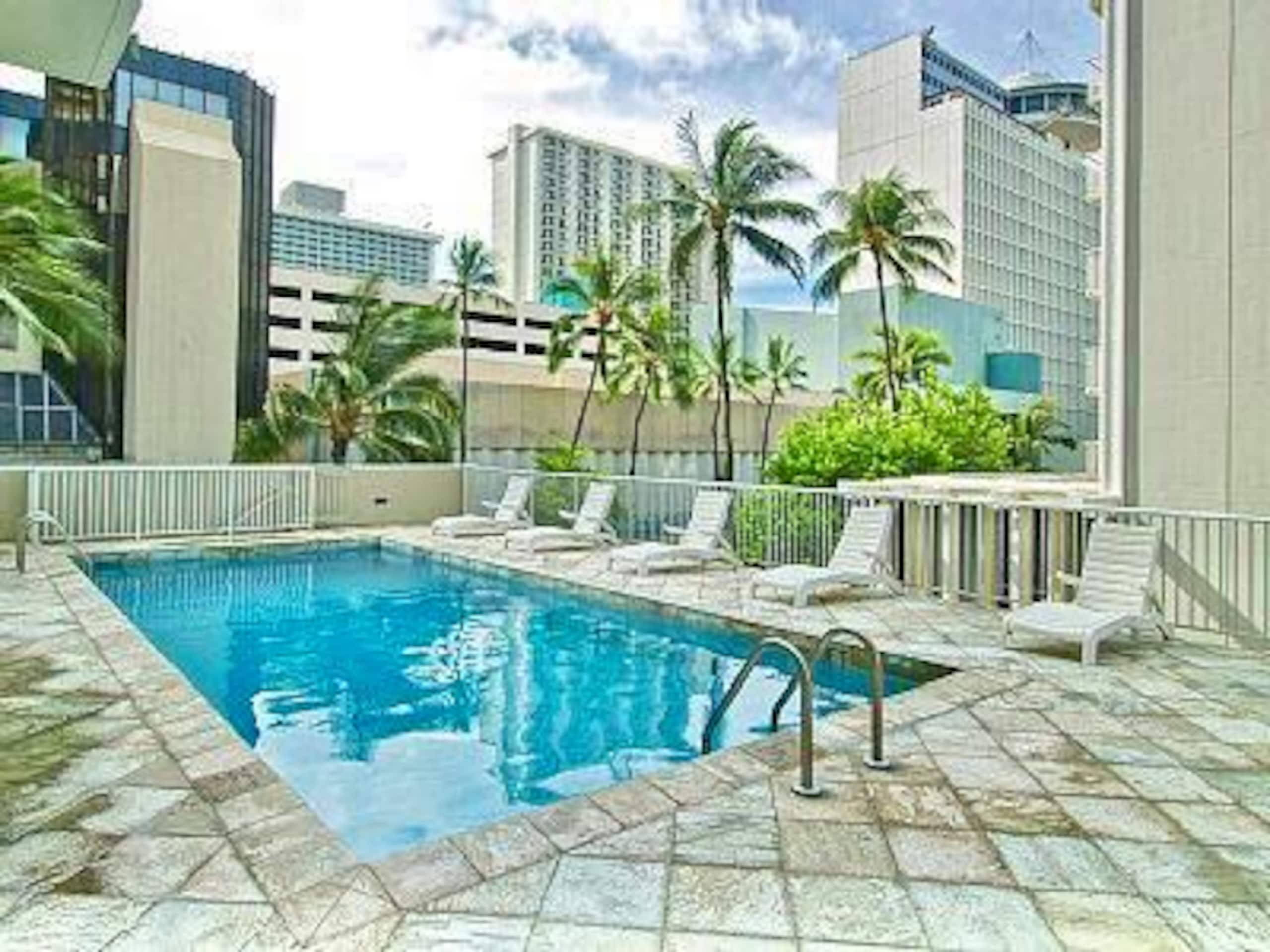 Condo in Honolulu · ★4.82 · Studio · 3 beds · 1 private bath - Image 11