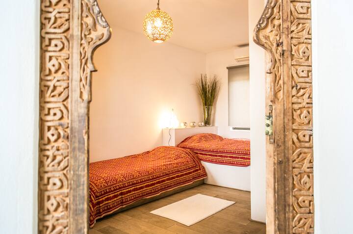 2 Einzelzimmer mit eigenem Bad mit Blick auf die Terrasse und den Pool.