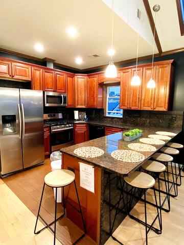 5 Bed 3 Bath Condo w/ parking. 20 mins to NYC gallery image 3