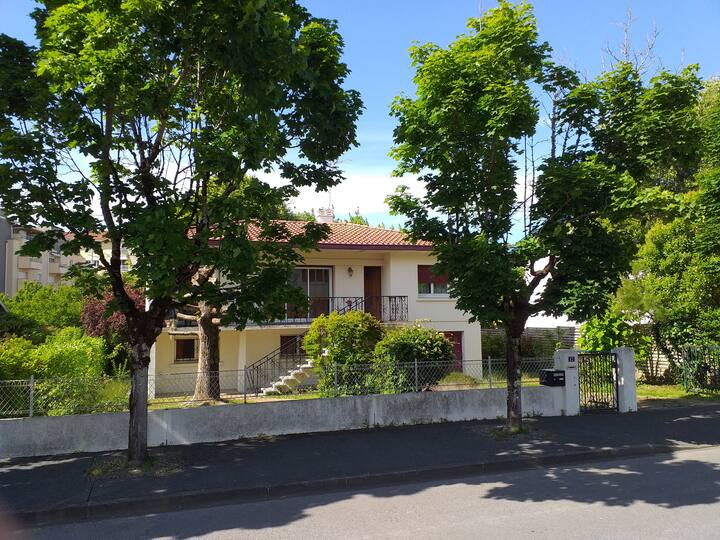 Escribe 3 muebles en Dax vacacional o viaja - Airbnb