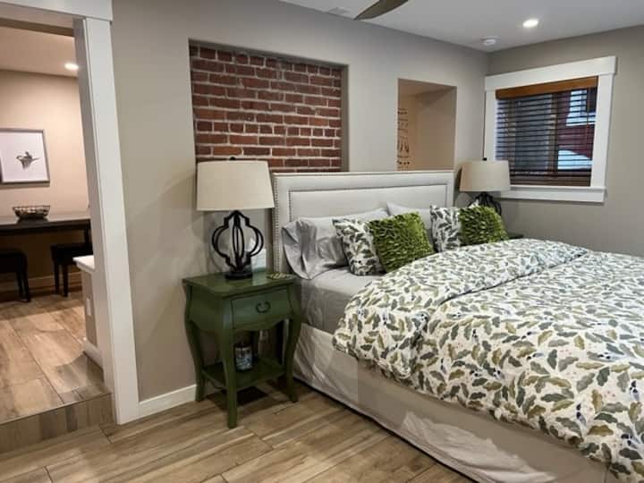 Kitanda chenye starehe cha Cal King chenye mashuka 680, duvet ya kitani ya Garnet Hill, mito miwili ya chini na mito miwili ya kisaikolojia.  